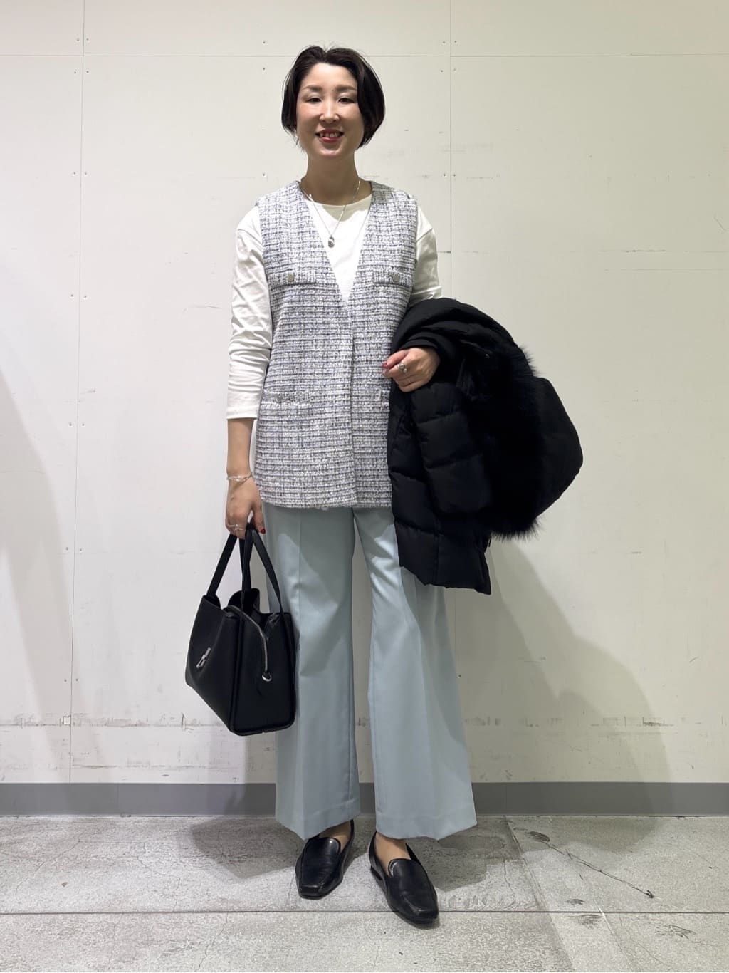 yuriさんの「INDIVI｜【合皮／ミドルサイズ】春カラーフォルムバッグ」を使ったコーディネート