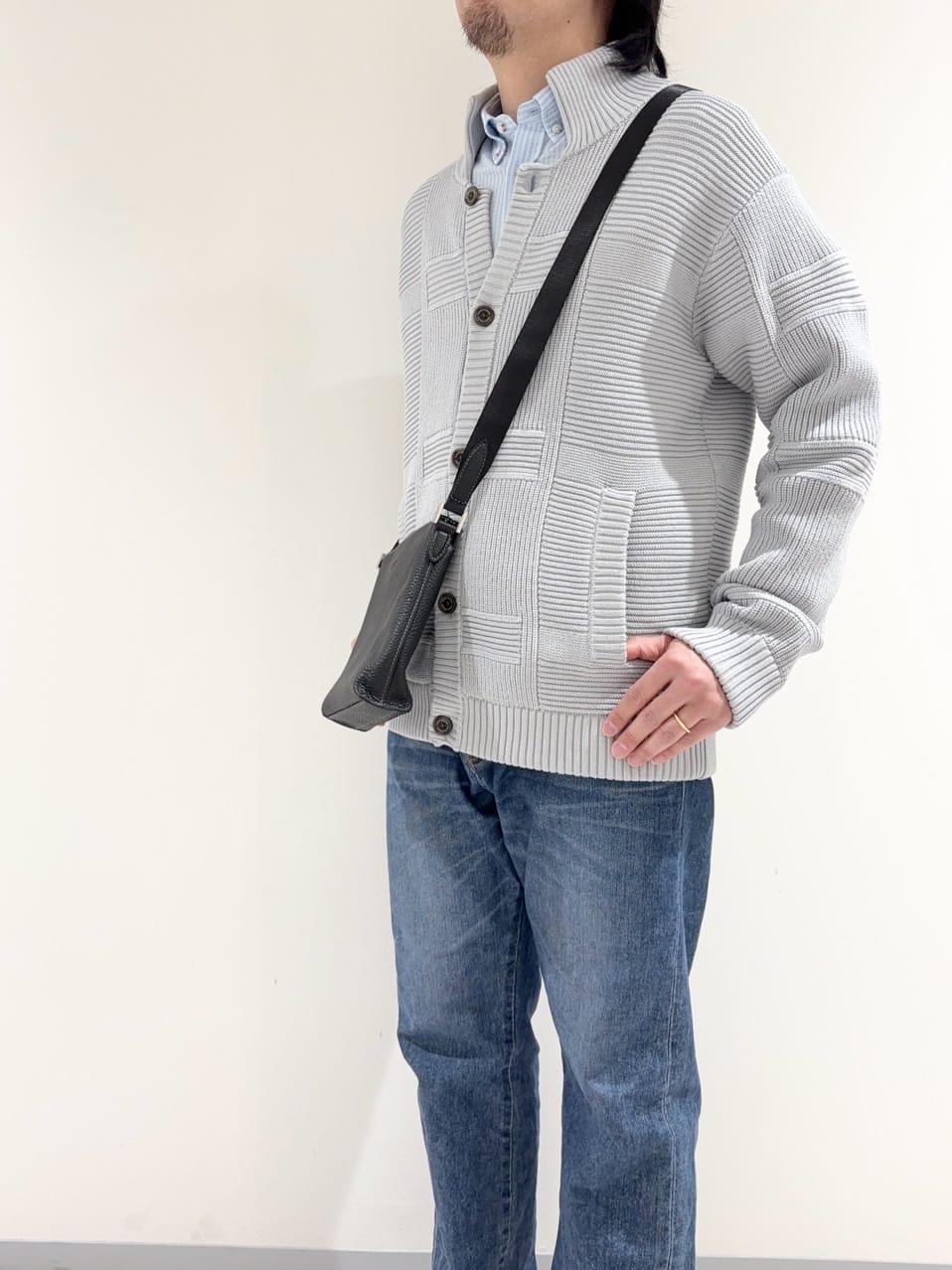 及川さんの「TAKEO KIKUCHI｜畦編みチェック ニットカーディガン」を使ったコーディネート