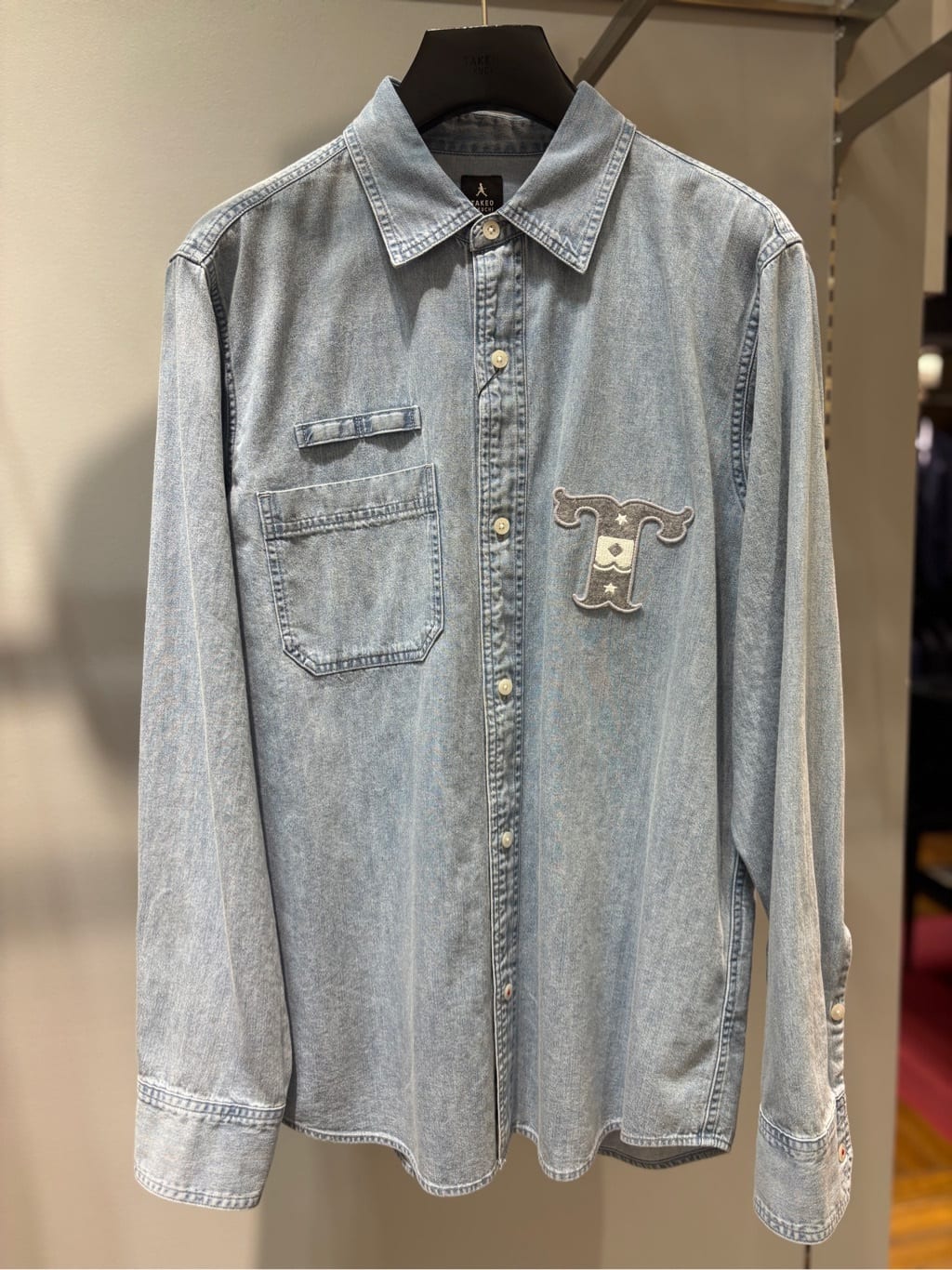 ヒナさんの「TAKEO KIKUCHI｜【BOWLER HAT LABEL】Tエンブレム デニムシャツ」を使ったコーディネート