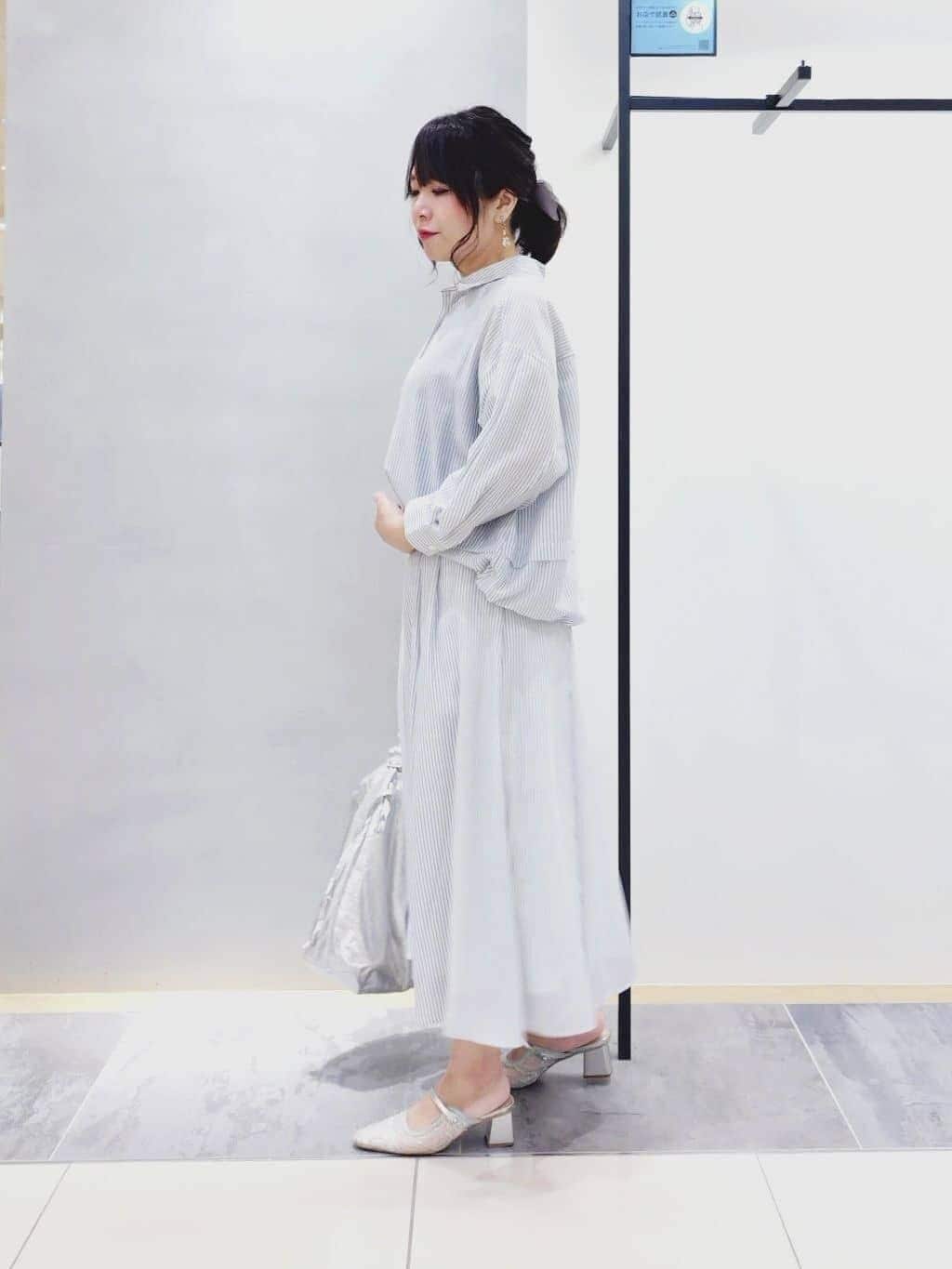 TOMOMIさんの「INDIVI｜【接触冷感／洗える／2WAY】ドロスト付 シアーシャンブレーシャツ」を使ったコーディネート