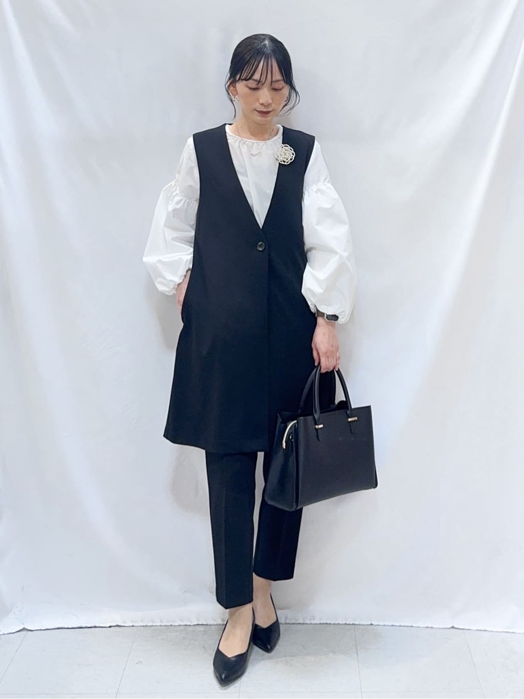 𝐇𝐢𝐫𝐨𝐦𝐢さんの「SHOO･LA･RUE｜【洗濯機可/セットアップ可/S-3L】きちんと楽に。カットジョーゼット ロングジレ」を使ったコーディネート
