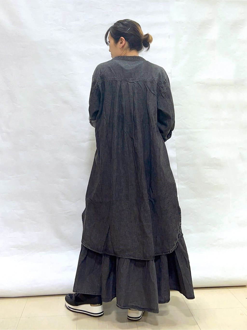 まっつんさんの「SHOO･LA･RUE｜【ライトオンスデニム/S-LL/体型カバー】首元すっきり ワンピにもなるロングデニムシャツ」を使ったコーディネート