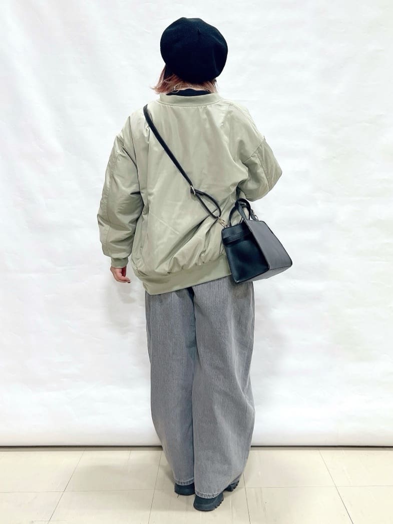 YUIさんの「SHOO･LA･RUE｜【S-LL】大人も取り入れやすい BIGシルエット MA－1ブルゾン」を使ったコーディネート