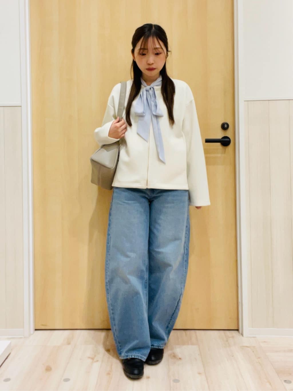 minamiさんの「SHOO･LA･RUE｜【SHOO・LA・RUE DENIM/高レビュー】ゆるっと決まる こなれカーブデニムパンツ」を使ったコーディネート