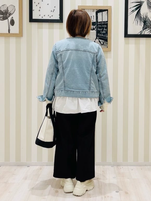 ma_miさんの「SHOO･LA･RUE｜【洗濯機可】ほんのり甘い アシンメトリーフリルの上品トップス」を使ったコーディネート
