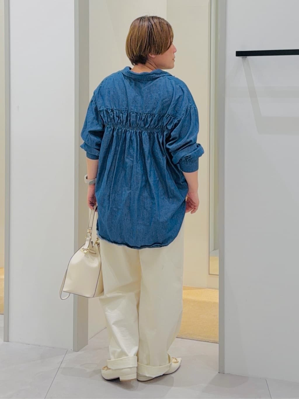 タナさんの「THE SHOP TK｜【後ろ姿もサマになる】バックシャーリングシャツ」を使ったコーディネート