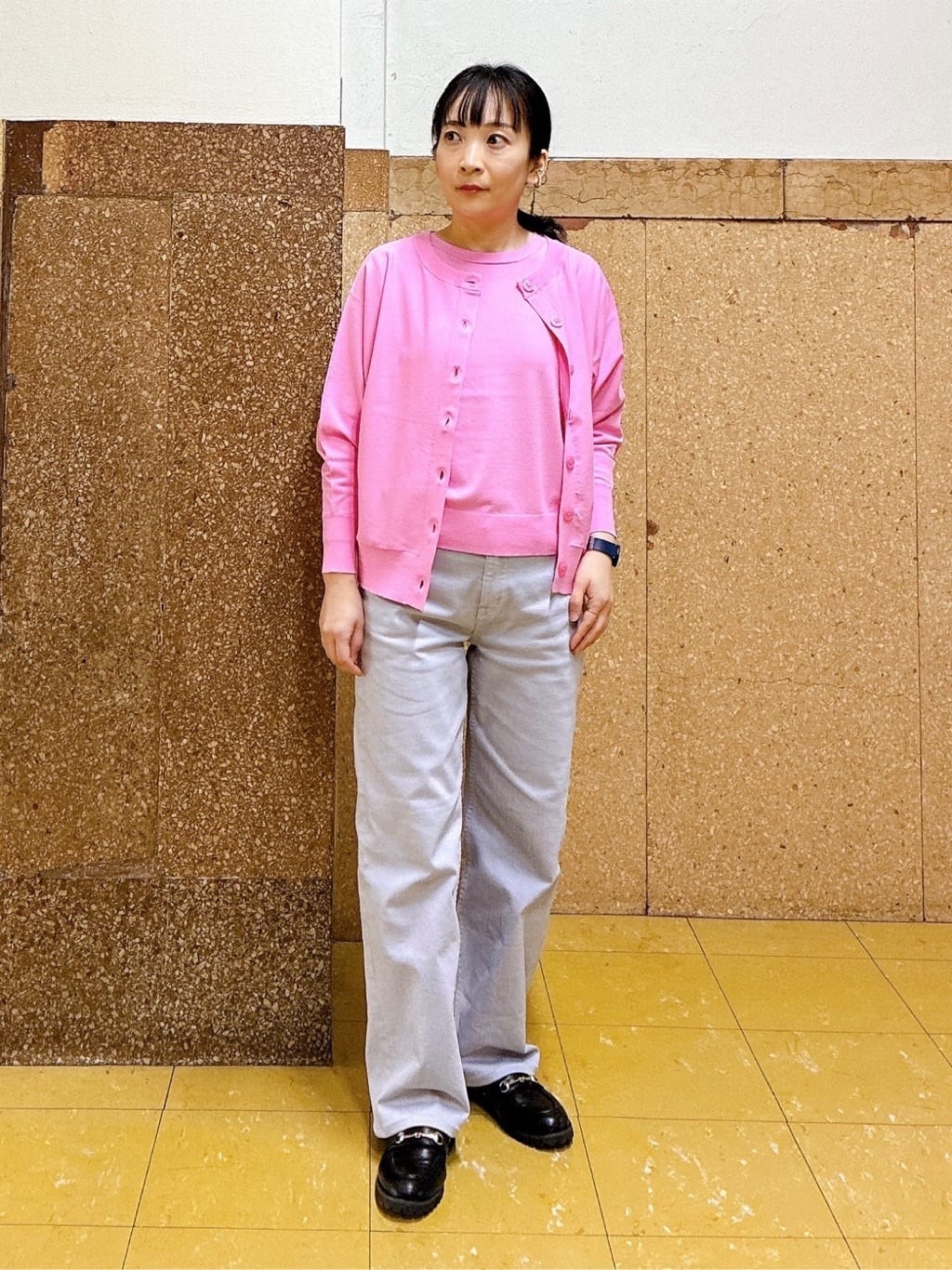 hattoriさんの「INDIVI｜【褒められデニム】ワイドストレート デニムパンツ」を使ったコーディネート