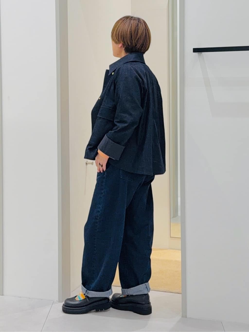 タナさんの「THE SHOP TK｜大人かっこいい 軽やかデニム＆チノブルゾン」を使ったコーディネート