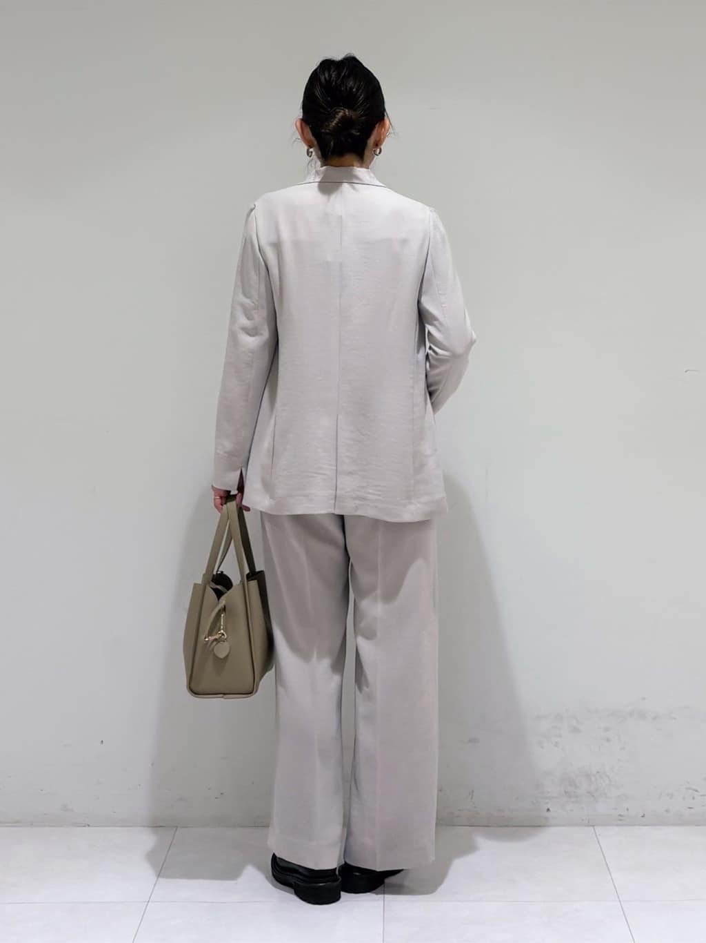 tsuyuさんの「INDIVI｜【合皮／ミドルサイズ】春カラーフォルムバッグ」を使ったコーディネート