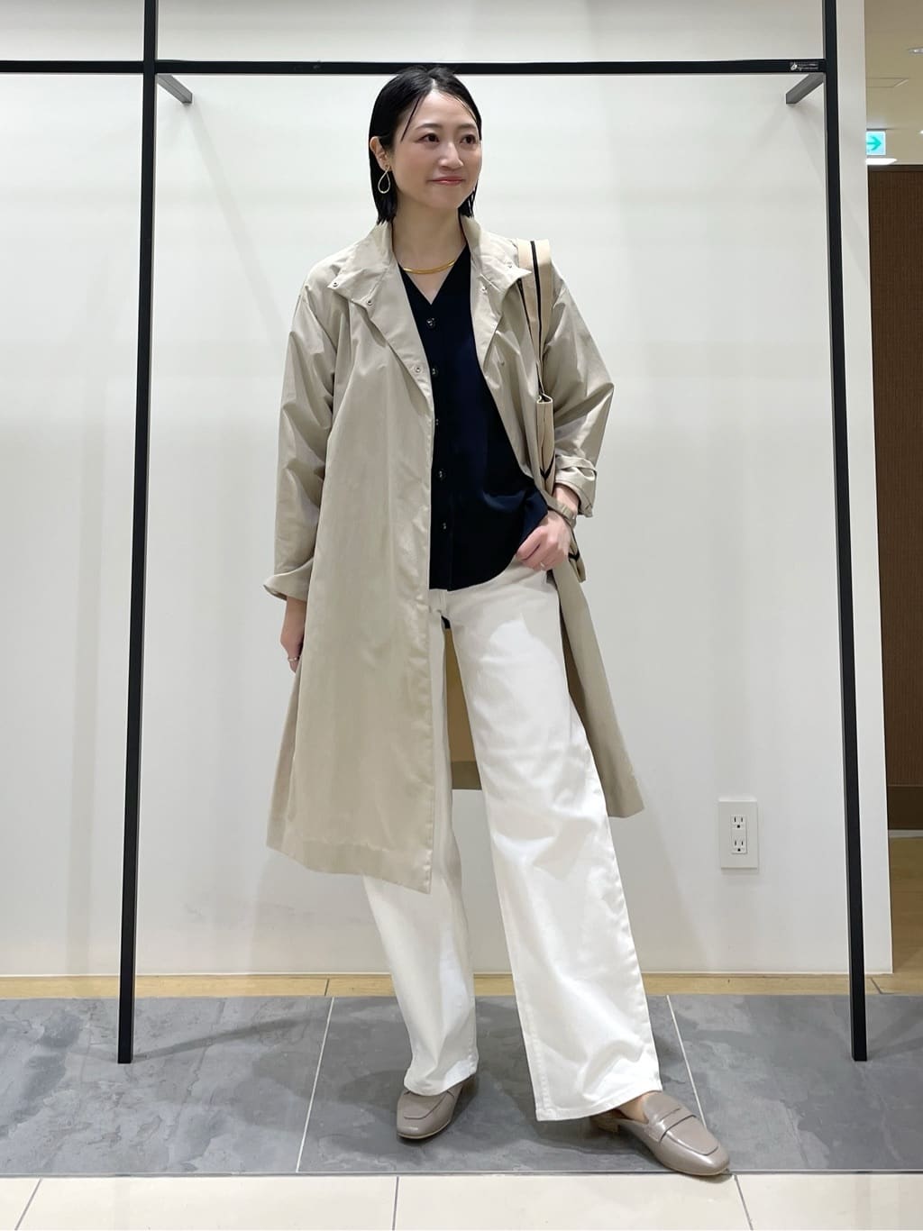 shihoさんの「INDIVI｜【撥水／軽量】ミニマル スタンドカラーコート」を使ったコーディネート