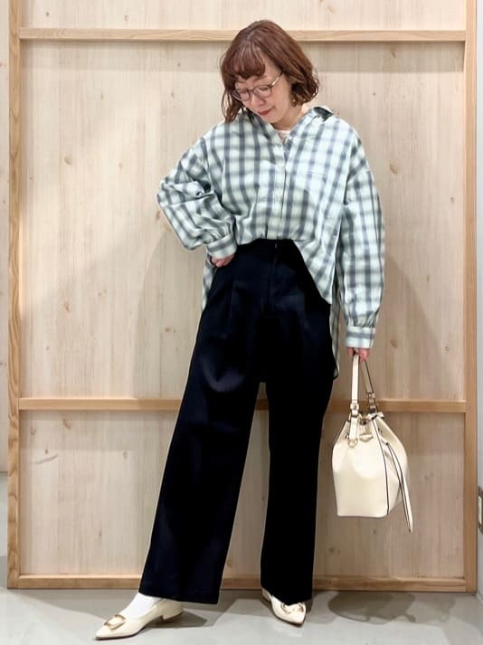 nakoさんの「THE SHOP TK｜【後ろ姿もサマになる】バックシャーリングシャツ」を使ったコーディネート