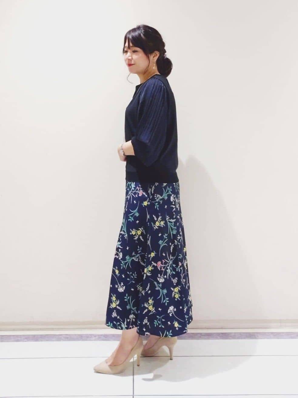 TOMOMIさんの「INDIVI｜【SETUP可能】モダンフラワー柄フレアスカート」を使ったコーディネート