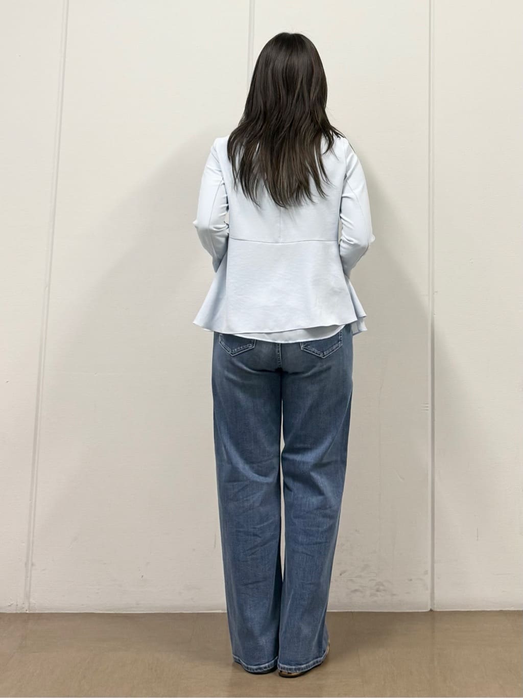 mizukiさんの「INDIVI｜【撥水/軽量】ミドル丈 ミニマルトレンチコート」を使ったコーディネート