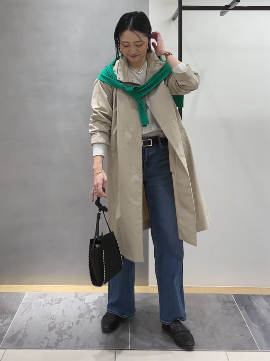 shihoさんの「INDIVI｜【撥水／軽量】ミニマル スタンドカラーコート」を使ったコーディネート