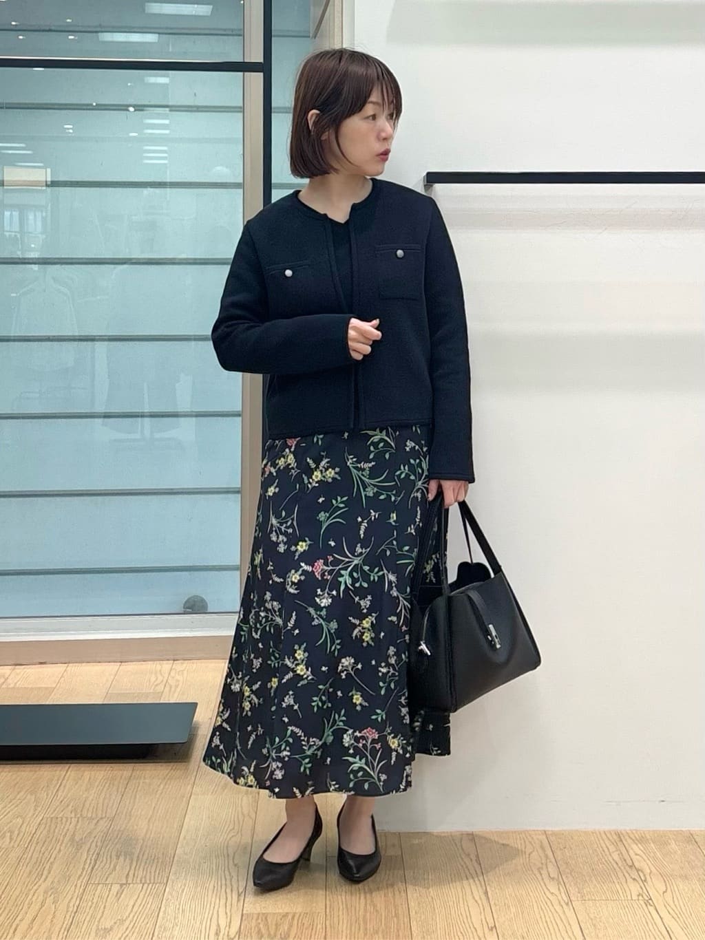 asamiさんの「INDIVI｜【シルク混】きれいめVネックニット」を使ったコーディネート