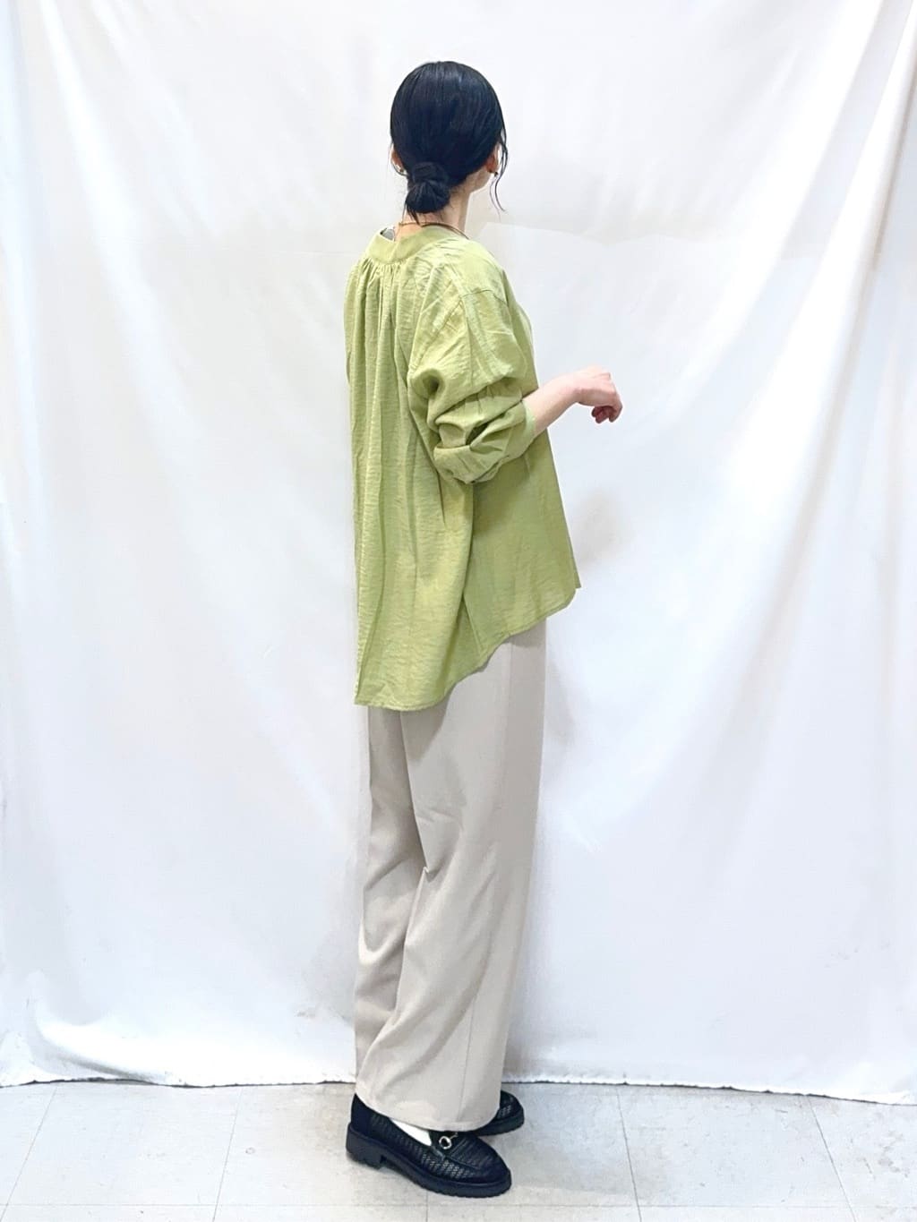 𝐇𝐢𝐫𝐨𝐦𝐢さんの「SHOO･LA･RUE｜【S-LL/体型カバー/Aライン】身体のラインを拾いにくい シアーシャツカーディガン」を使ったコーディネート