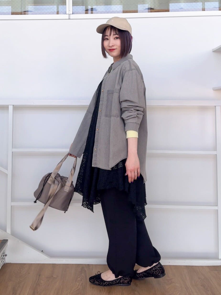 𝐜𝐡𝐢𝐤𝐚さんの「SHOO･LA･RUE｜【洗濯機可/体型カバー】こなれ感をプラスする ライトオンスデニムシャツ」を使ったコーディネート