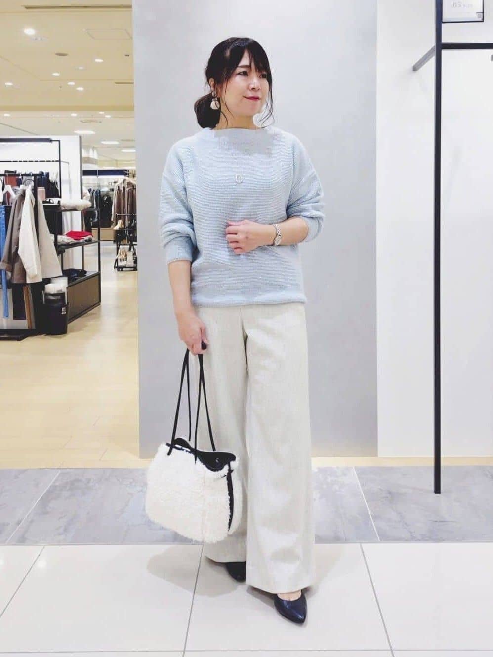 TOMOMIさんの「INDIVI｜【撥水／洗える】ステッチレス ロングダウンコート」を使ったコーディネート