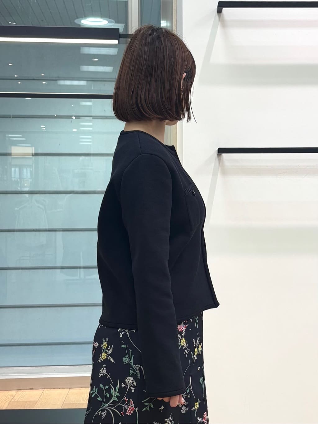 asamiさんの「INDIVI｜【シルク混】きれいめVネックニット」を使ったコーディネート