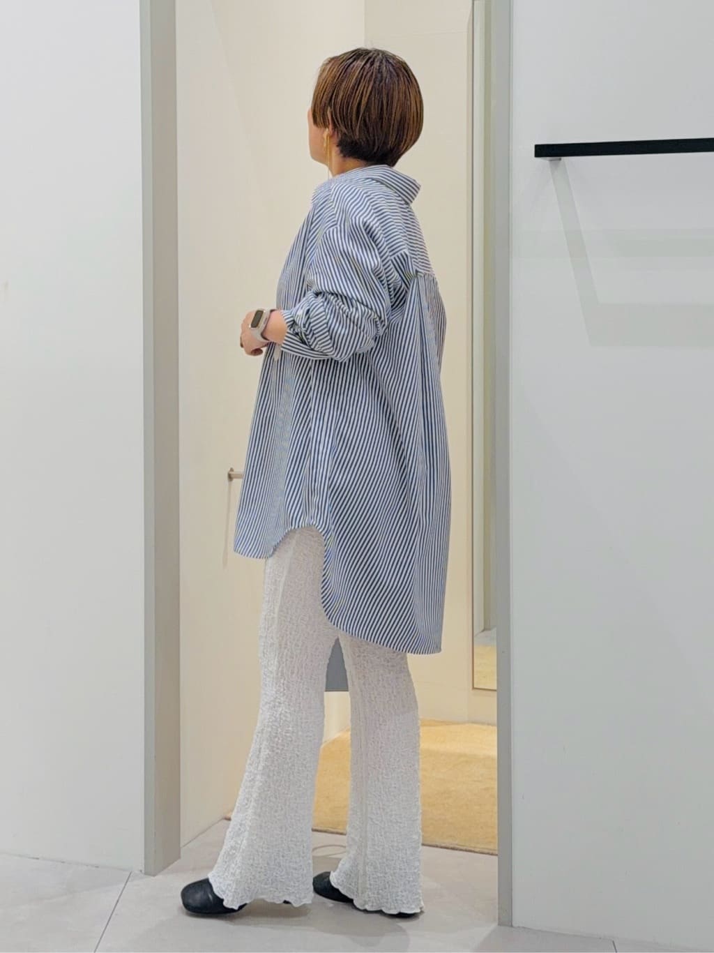 タナさんの「THE SHOP TK｜ゆったりシルエットで体型カバー ロングシャツ」を使ったコーディネート