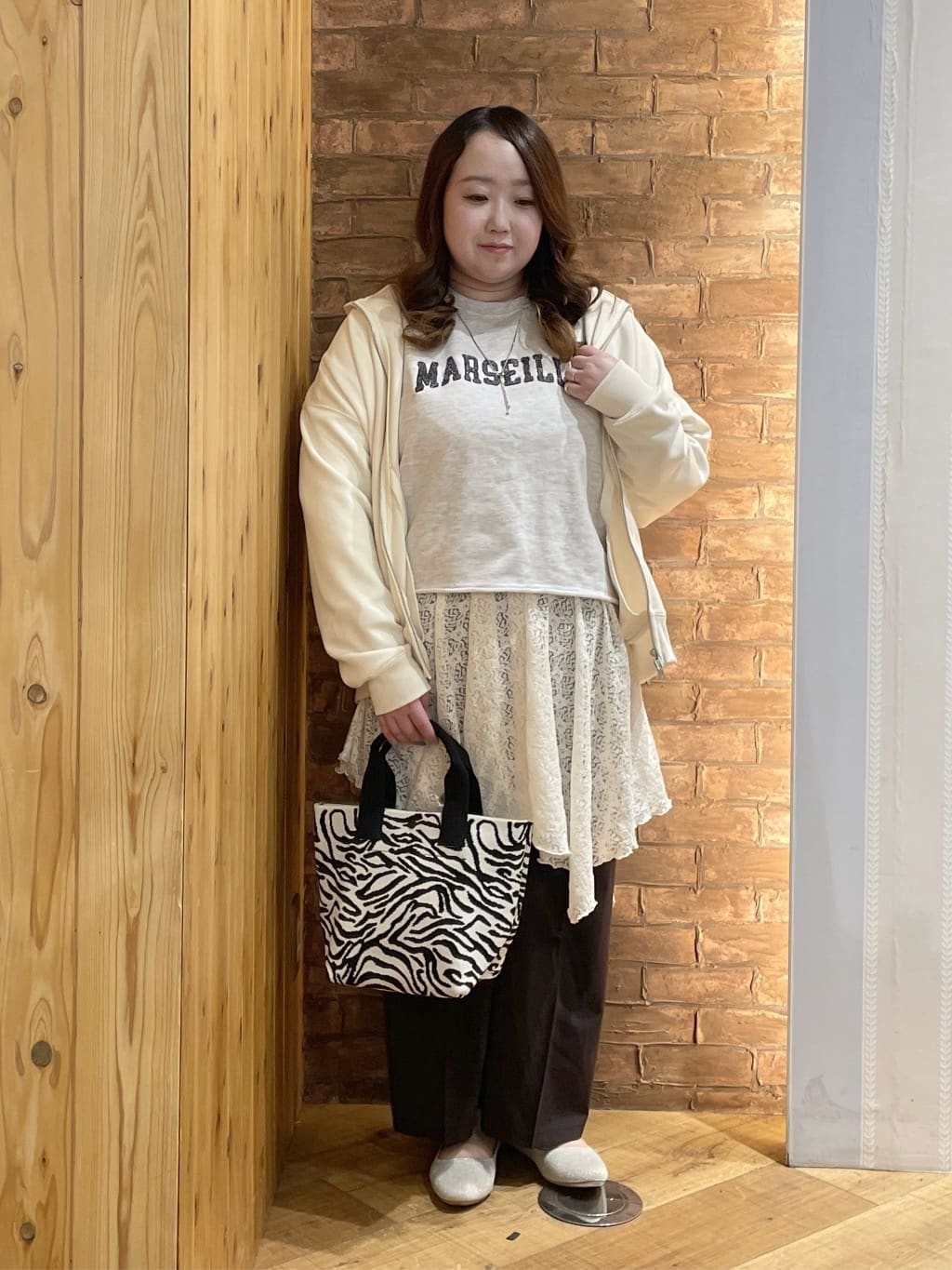 Risaさんの「SHOO･LA･RUE｜【セットアップ可/S-LL/なめらかタッチ】大人カジュアルスタイルに ZIPパーカ」を使ったコーディネート
