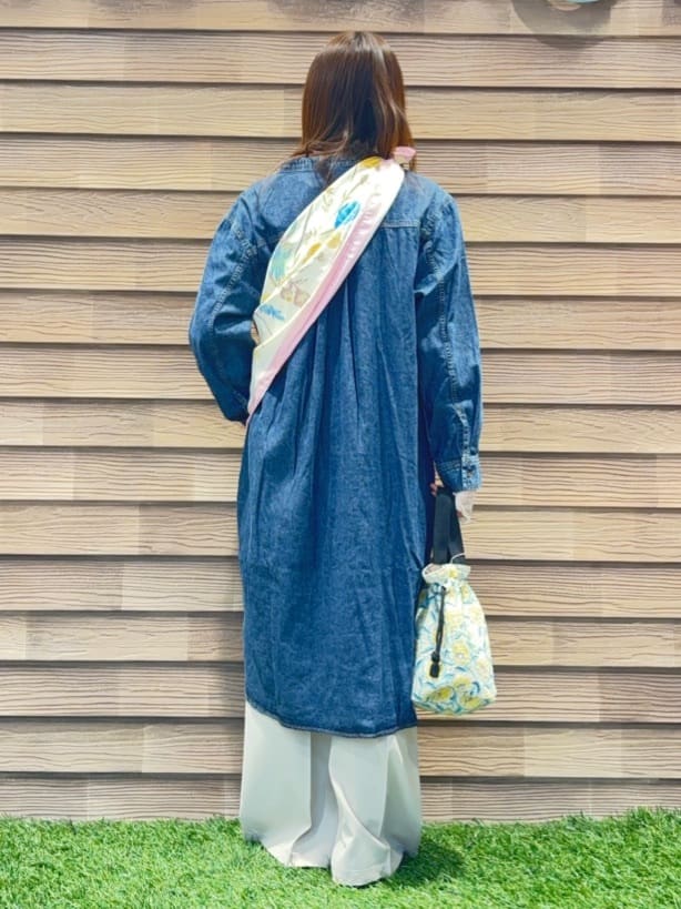 himiさんの「SHOO･LA･RUE｜【ライトオンスデニム/S-LL/体型カバー】首元すっきり ワンピにもなるロングデニムシャツ」を使ったコーディネート