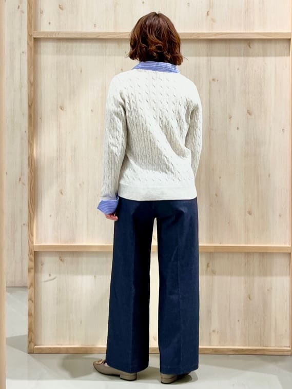 nakoさんの「THE SHOP TK｜【1枚でスタイル決まる】シャツレイヤード風 襟付ケーブルニット」を使ったコーディネート