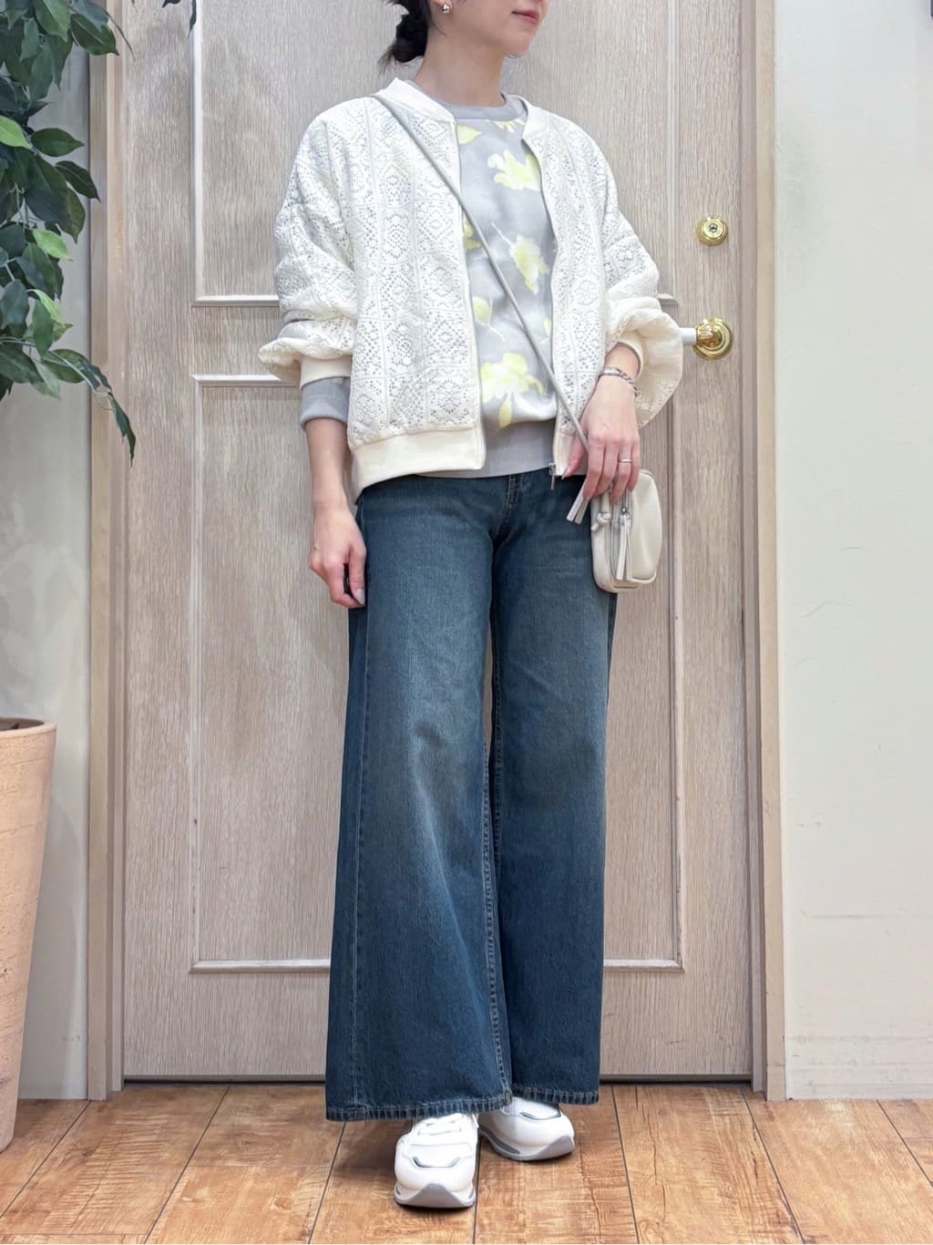 なみさんの「SHOO･LA･RUE｜ちょうどいい華やかさ　ふんわりレースブルゾン」を使ったコーディネート