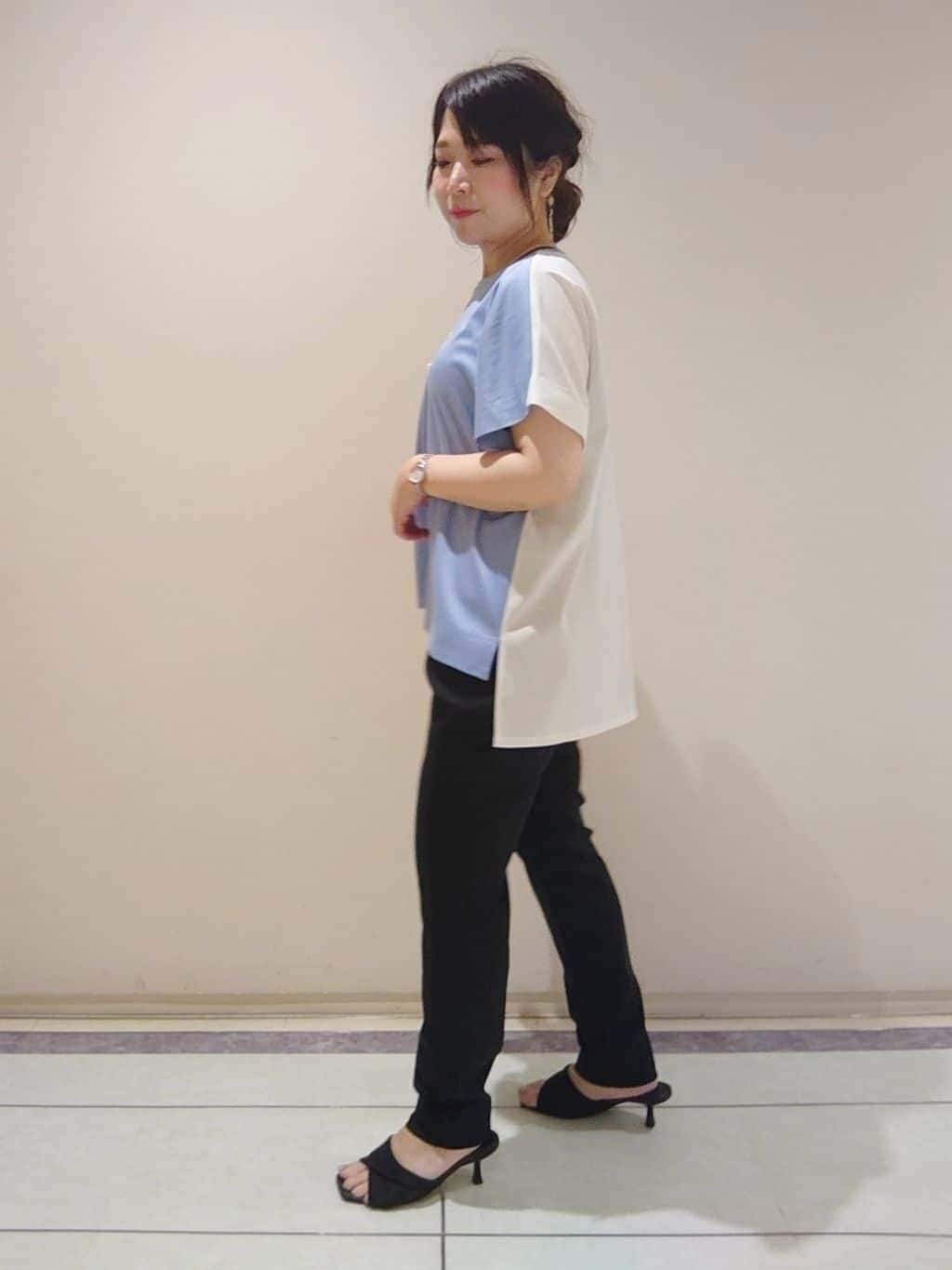 TOMOMIさんの「INDIVI｜【洗える／汗ジミ防止】バイカラー＆アシメヘム Tシャツ」を使ったコーディネート