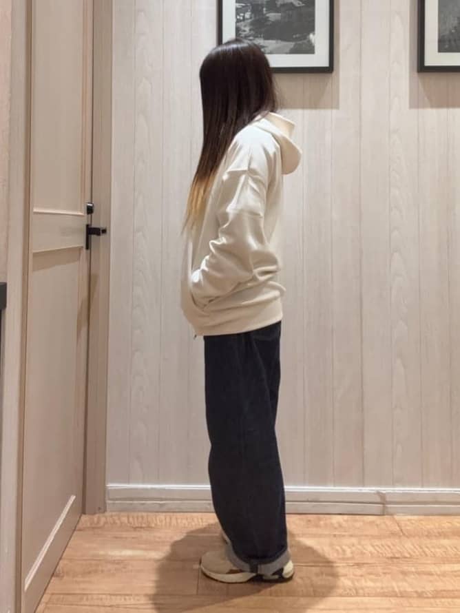 COSさんの「SHOO･LA･RUE｜【SHOO・LA・RUE DENIM/高レビュー】ゆるっと決まる こなれカーブデニムパンツ」を使ったコーディネート