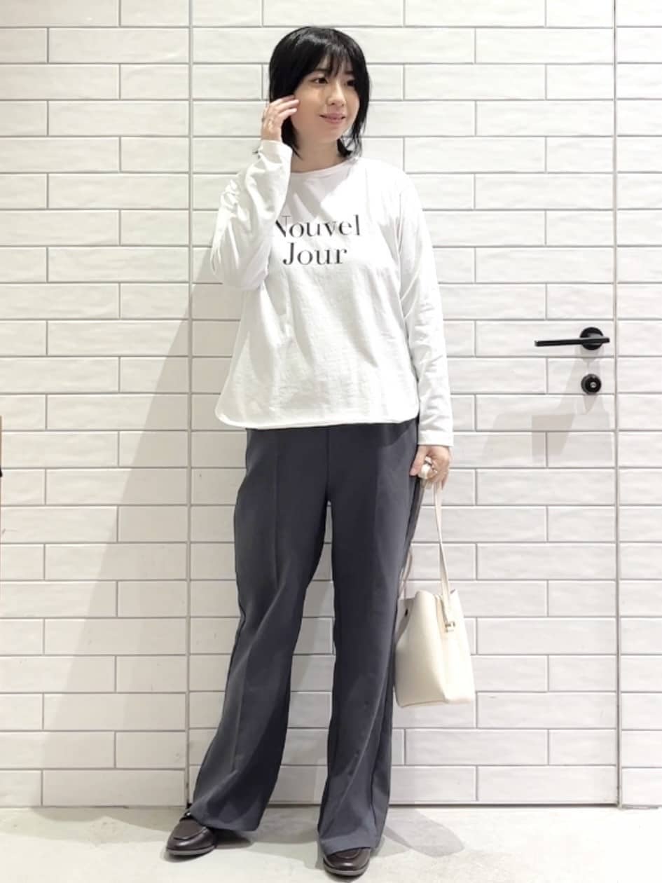 しおりさんの「OPAQUE.CLIP｜ロゴプリントロングTシャツ【洗濯機OK】」を使ったコーディネート