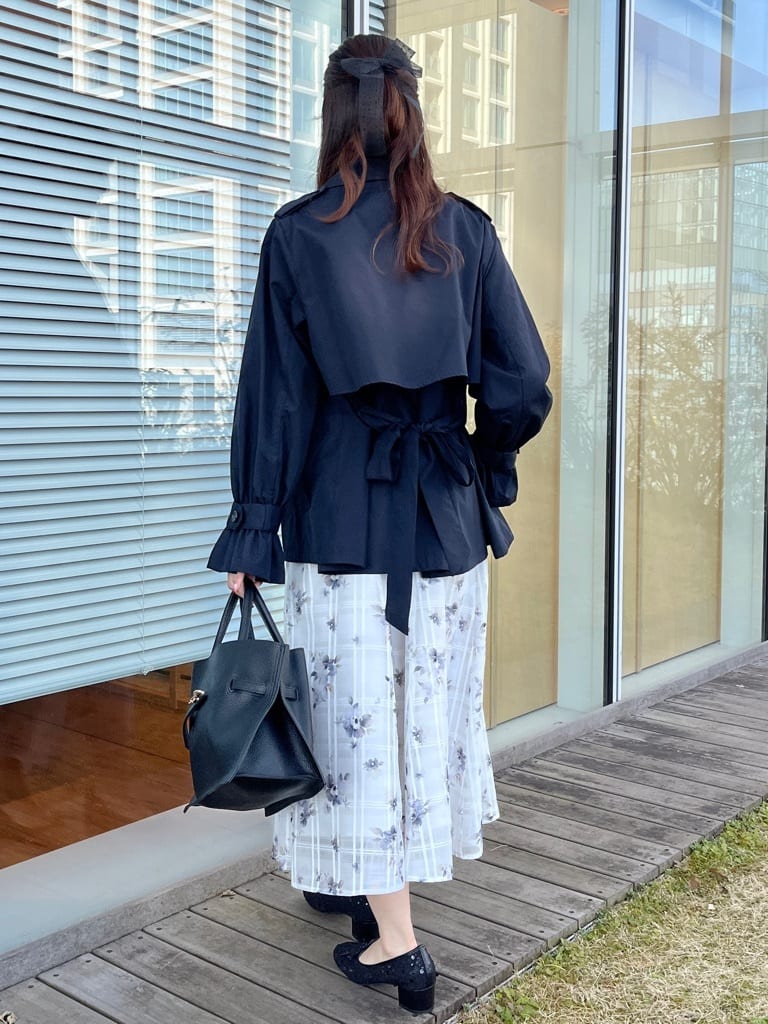 はばさんの「Couture brooch｜【撥水・洗える】ハーフ トレンチコート」を使ったコーディネート