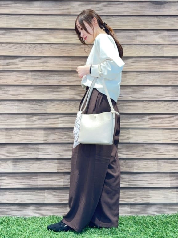 himiさんの「SHOO･LA･RUE｜【洗濯機可/S-LL】さらりと軽やか インせず着られる すっきり見えドルマンニット」を使ったコーディネート