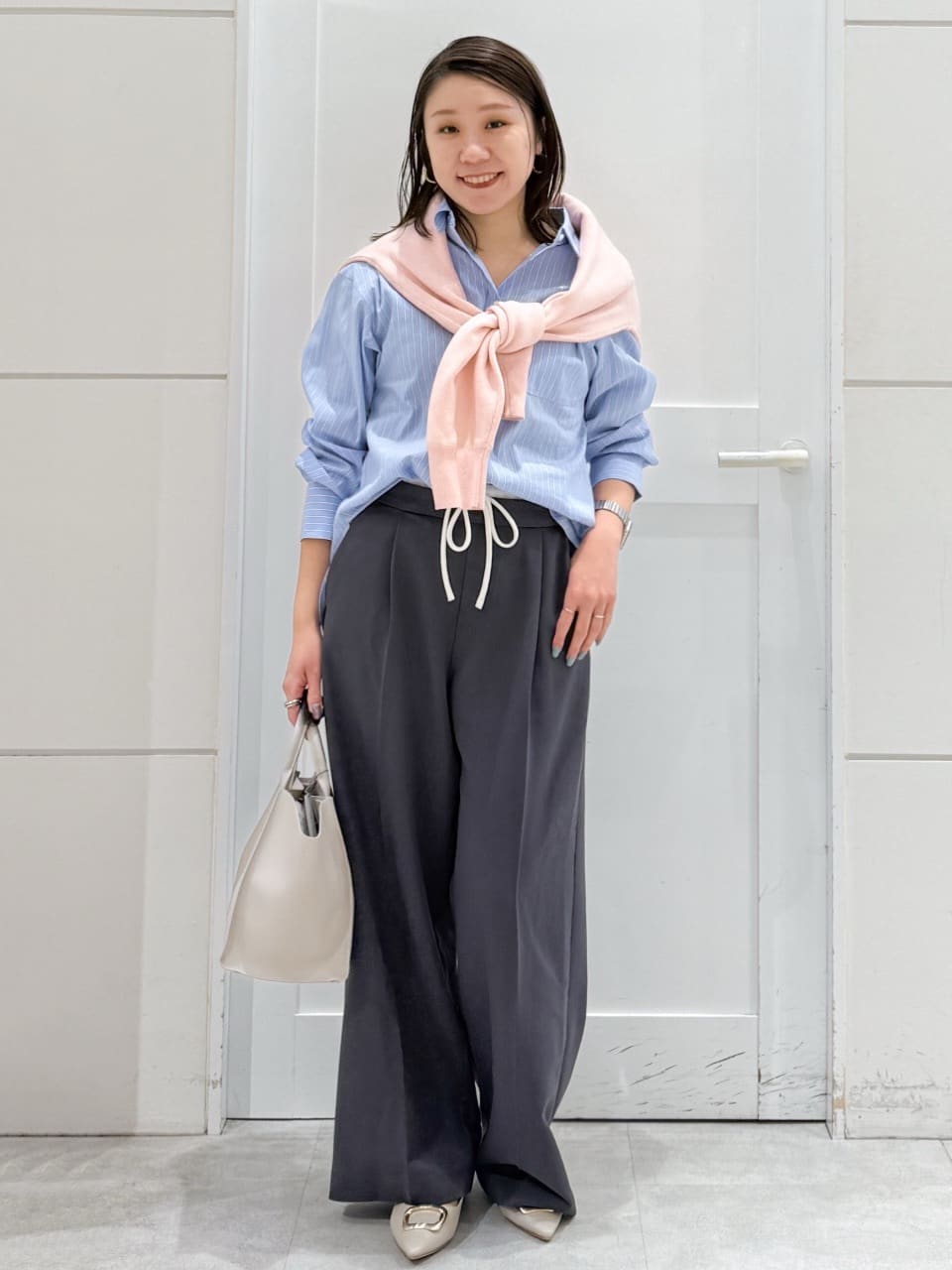 yuka.aさんの「OPAQUE.CLIP｜サテンレイヤード風ワイドパンツ【洗濯機OK】」を使ったコーディネート