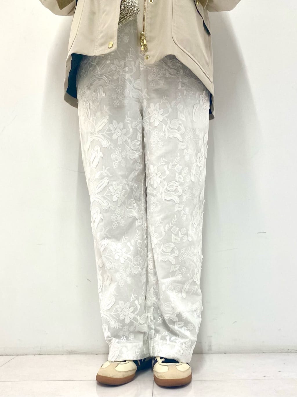 Sawaguchiさんの「DRESSTERIOR｜【ウォッシャブル/ウエストゴム】コットンエンブロイダリー イージーパンツ」を使ったコーディネート