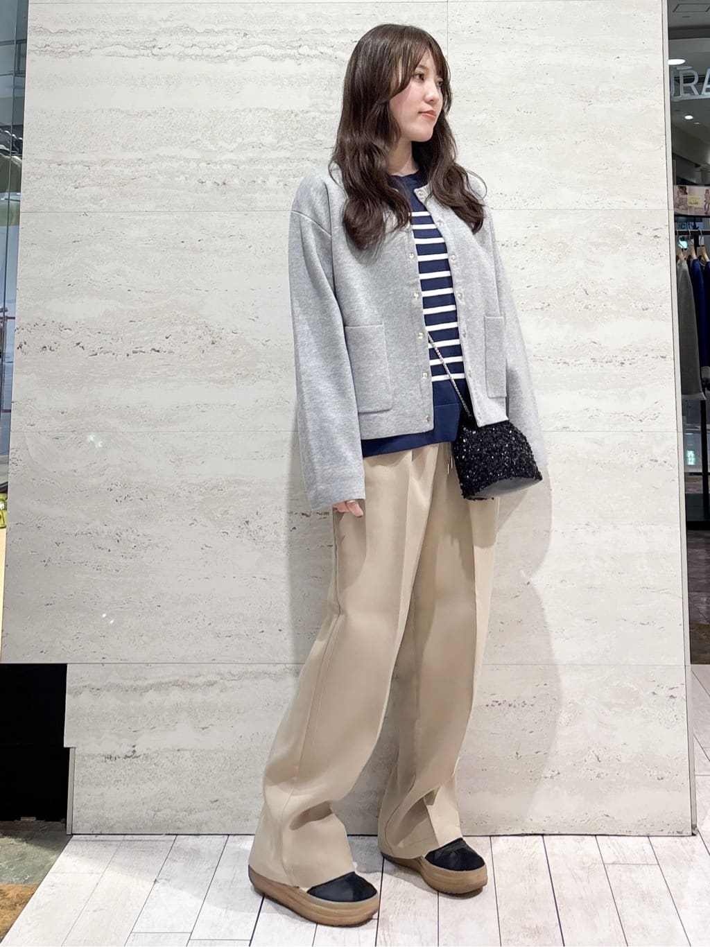 かほさんの「OPAQUE.CLIP｜金ボタン使いリラクシーニット【洗濯機OK】」を使ったコーディネート