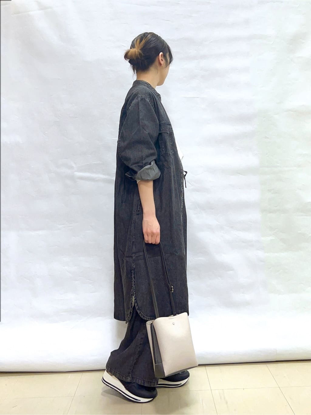 まっつんさんの「SHOO･LA･RUE｜【ライトオンスデニム/S-LL/体型カバー】首元すっきり ワンピにもなるロングデニムシャツ」を使ったコーディネート