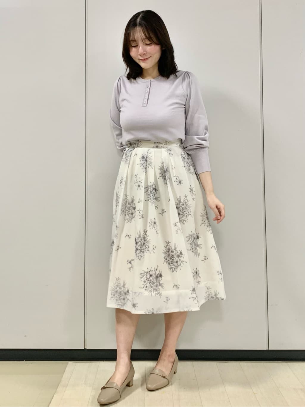 kasumiさんの「index｜ビジューボタンヘンリーネックニット【洗濯機OK】」を使ったコーディネート