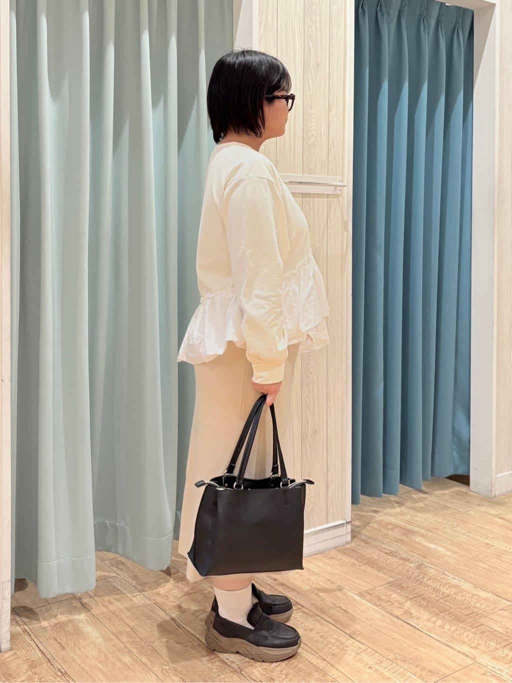砂糖さんの「SHOO･LA･RUE｜【洗濯機可】ほんのり甘い アシンメトリーフリルの上品トップス」を使ったコーディネート
