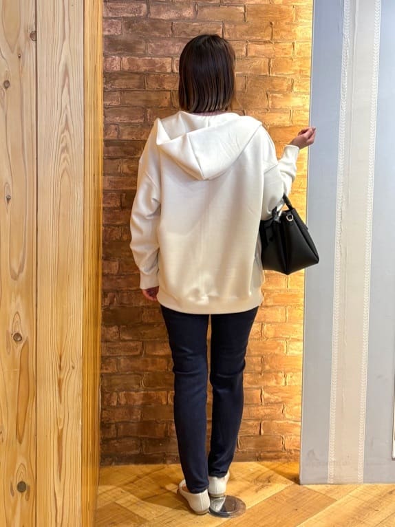 mieさんの「SHOO･LA･RUE｜【洗濯機可/UV/綿100％】体型カバーが叶う ゆるトップス」を使ったコーディネート