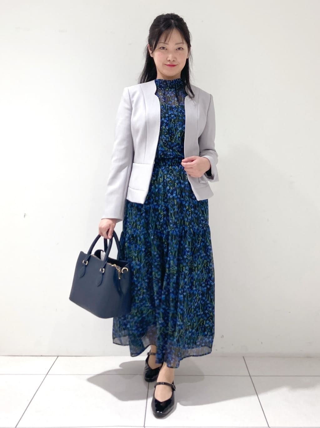 momokoさんの「INDIVI｜【秋映え柄/セットアップ可能】フラワーシフォンブラウス」を使ったコーディネート