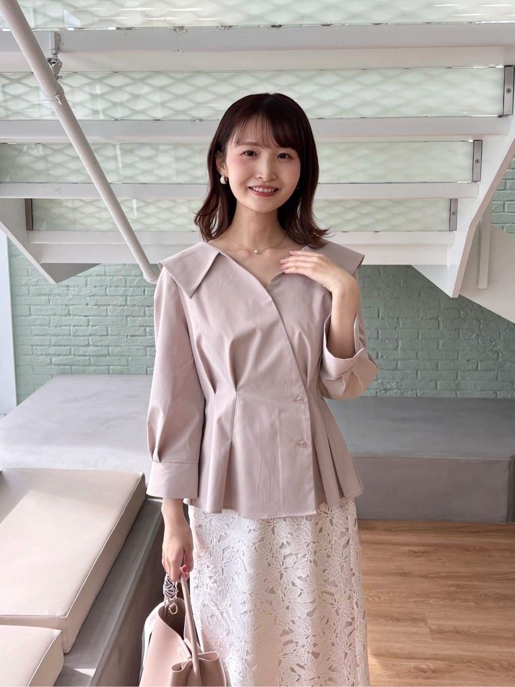 みさかさんの「index｜カシュクールタックシャツ【洗濯機OK／ストレッチ】」を使ったコーディネート