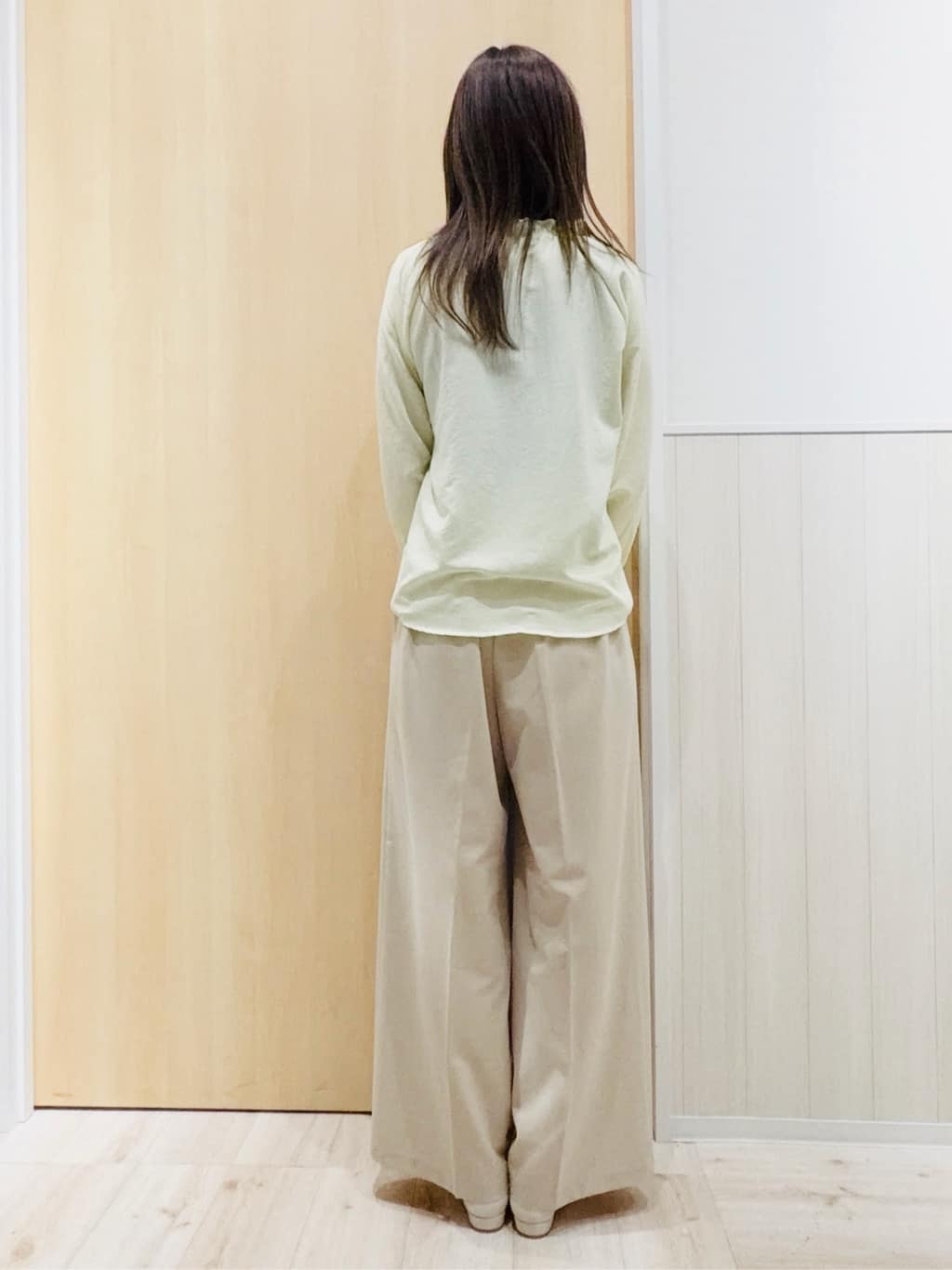 Naさんの「SHOO･LA･RUE｜【洗濯後しわになりにくい/S-LL/UV】1枚で華やか　フリル使いがポイント　柔らかブラウス」を使ったコーディネート
