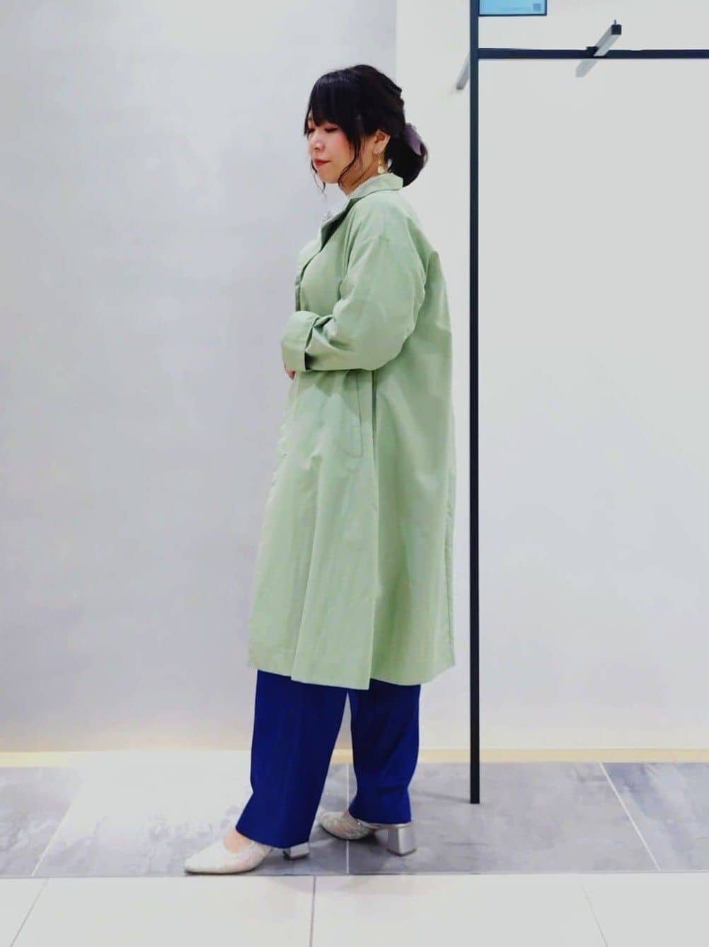 TOMOMIさんの「INDIVI｜【接触冷感／洗える／2WAY】ドロスト付 シアーシャンブレーシャツ」を使ったコーディネート