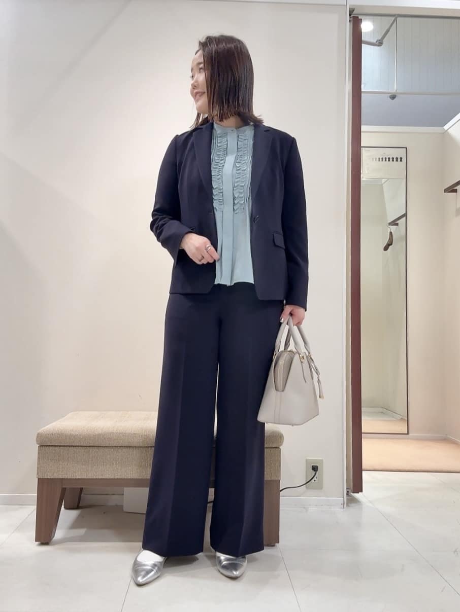 YUIさんの「UNTITLED｜【1枚で着映え/オンオフ着回し】フリルサテンブラウス」を使ったコーディネート