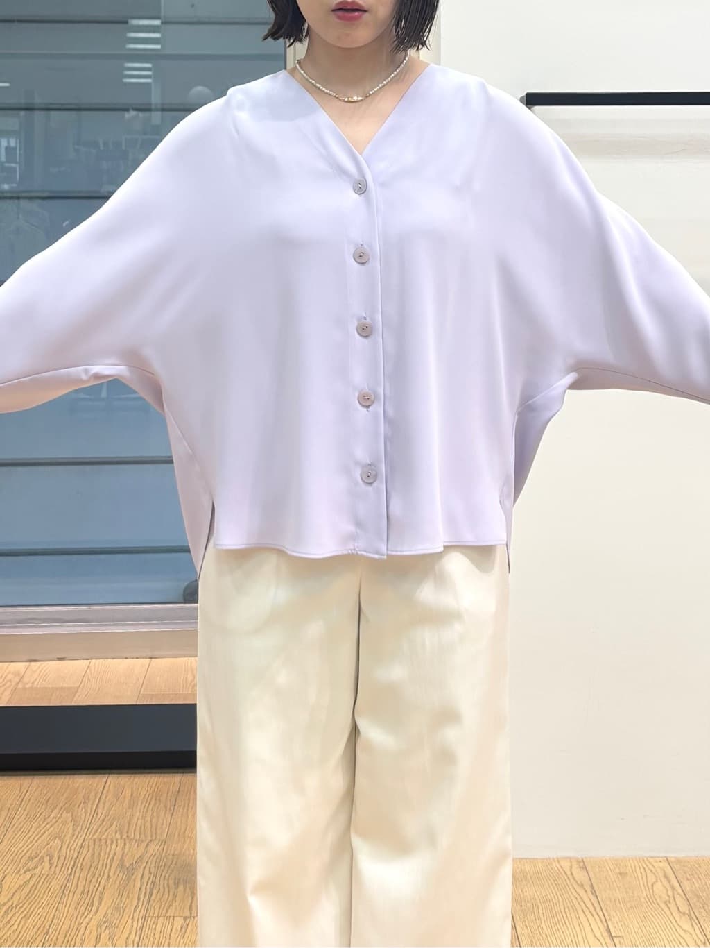asamiさんの「INDIVI｜【洗える／UVケア／マットサテン】Vネックドルマンスリーブブラウス」を使ったコーディネート