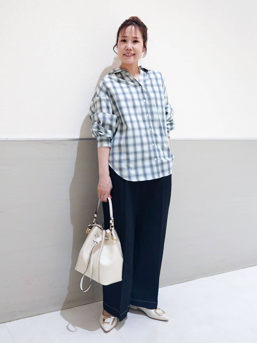 maruさんの「THE SHOP TK｜【後ろ姿もサマになる】バックシャーリングシャツ」を使ったコーディネート