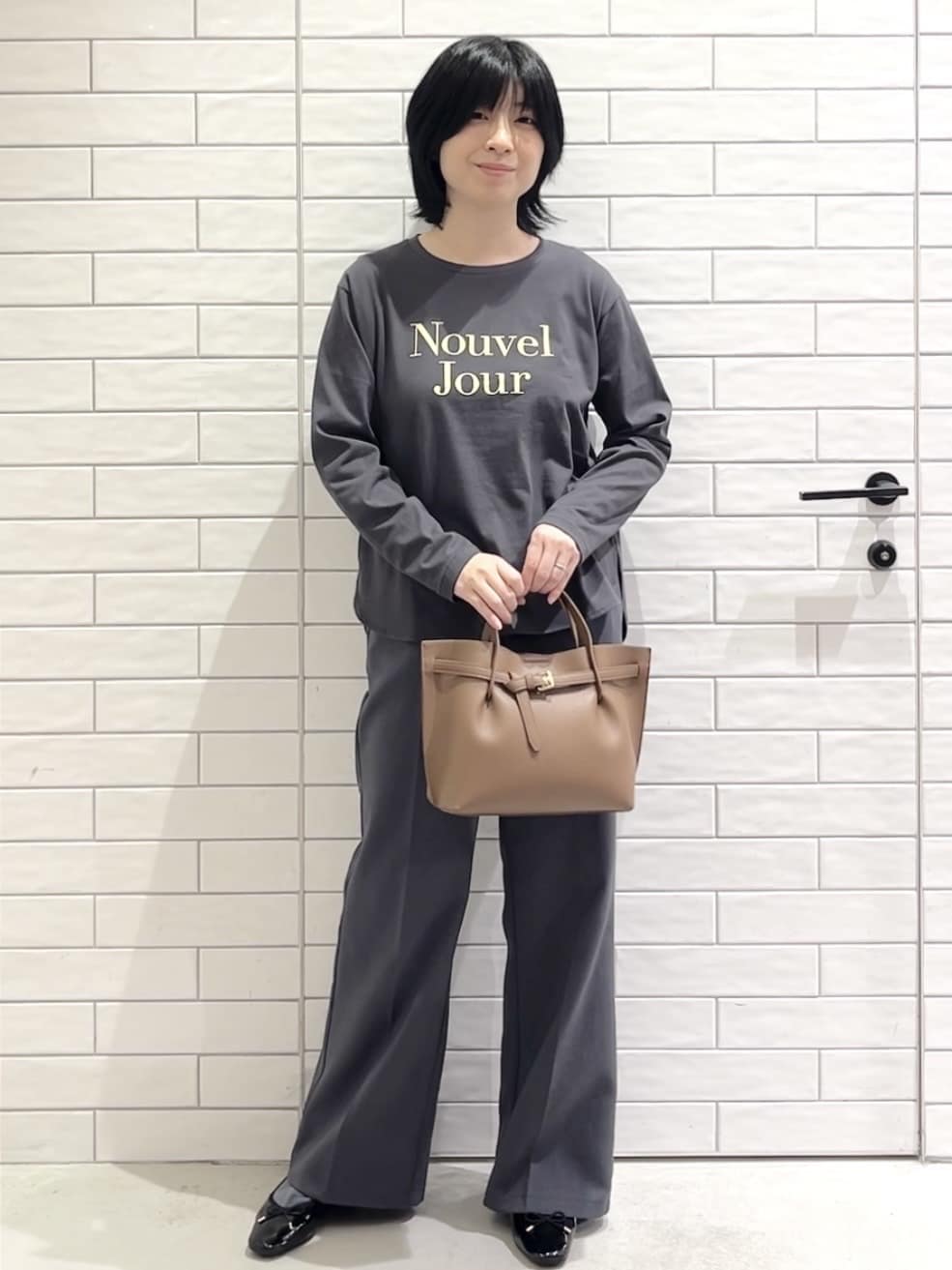 しおりさんの「OPAQUE.CLIP｜ロゴプリントロングTシャツ【洗濯機OK】」を使ったコーディネート