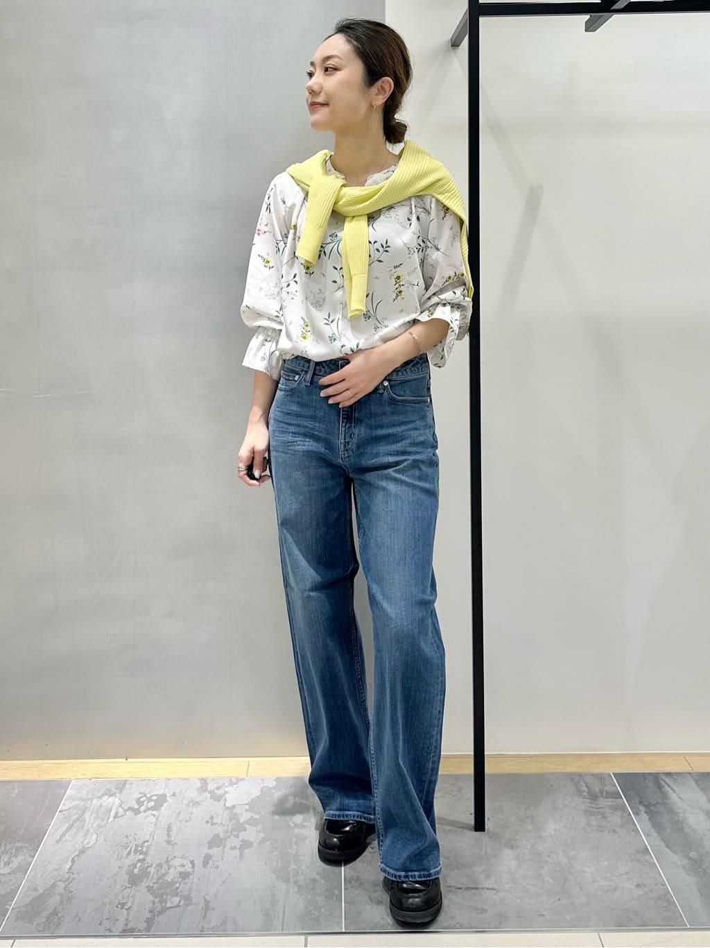 MAIさんの「INDIVI｜【SETUP可能】モダンフラワー柄キャンディスリーブブラウス」を使ったコーディネート