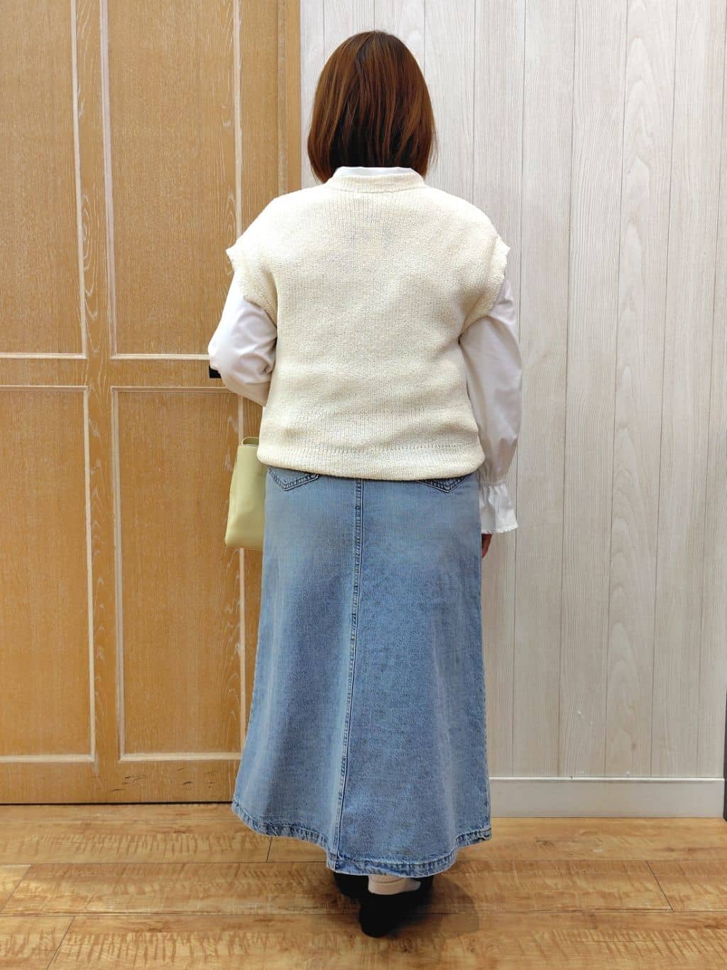 こっとんさんの「SHOO･LA･RUE｜【S-LL/洗濯機可】気軽にレイヤード 前開きざっくりニットベスト」を使ったコーディネート